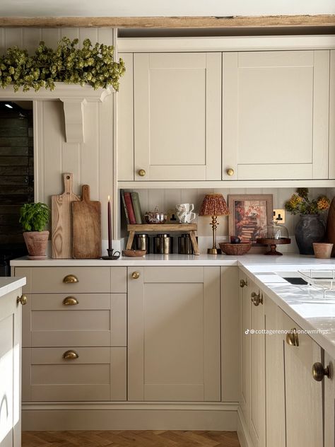 Downtown Abbey Kitchen, Kitchen Cabinet Nook, 1920s Inspired Kitchen, Cozy Traditional Kitchen, Antique Cream Kitchen Cabinets, White Victorian Kitchen, European Cottage Kitchen, Victorian Kitchen Ideas, Thrifted Kitchen