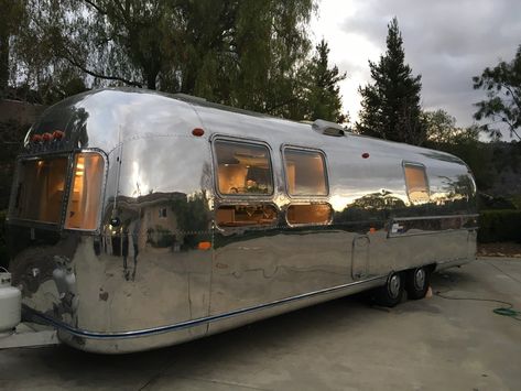 This is a 1969 Airstream Sovereign 31ft Land Yacht Travel Trailer For Sale in Ojai Valley, California. It’s listed for sale over at Tiny Home Builders. This Vintage Airstream has been totally… Spartan Trailer, Airstream Land Yacht, Retro Trailers, Vintage Camper Interior, Glamper Camper, Land Yacht, Small Travel Trailers, Vintage Rv, Vintage Airstream