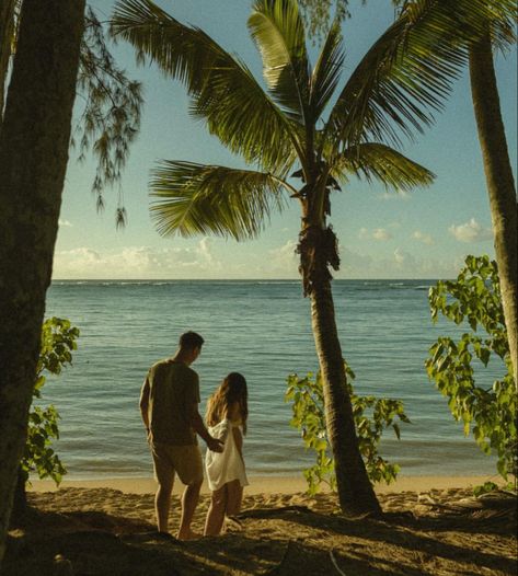 Hawaii Beach Couple Photos, Hawaii Honeymoon Photoshoot, Hawaii Couple Aesthetic, Engagement Photos Hawaii, Hawaii Engagement Pictures, Hawaii Proposal, Proposal Aesthetic, Island Engagement Photos, Hawaii Photoshoot