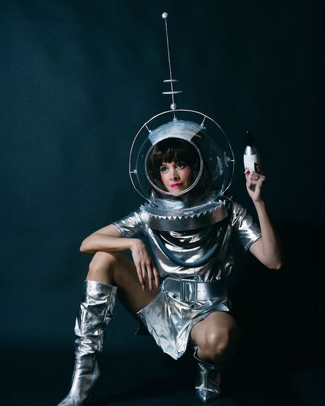 Space Age Costume, Metallic Halloween Costume, 60s Retro Futurism, Space Party Costumes, Scifi Costume, Space Cosplay, Disney Tomorrowland, Cosmic Fashion, Space Punk