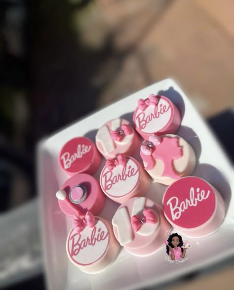 Sweet 16 Birthday Party Treats, Barbie Treats Ideas, Barbie Cakesicles Ideas, Barbie Birthday Treats, Barbie Party Treats, Barbie Cakesicles, Barbie Cakecicles, Barbie Treats Party Ideas, Barbie Chocolate Covered Oreos