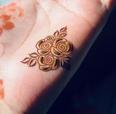 Small Henna Designs Palm, Mehndi 2024, Eid Status, Small Henna Designs, Simple Mehendi, Small Henna, Legs Mehndi Design, Modern Henna Designs, Beginner Henna Designs