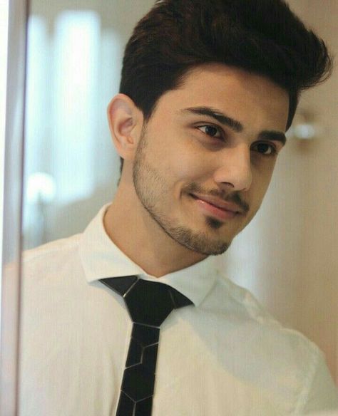 Decent Haircut For Men, Sunny Chopra, Decent Hairstyle, Classic Mens Haircut, Men Selfie, Handsome Indian Men, Male Haircut, Male Fashion Photography, Smart Boys