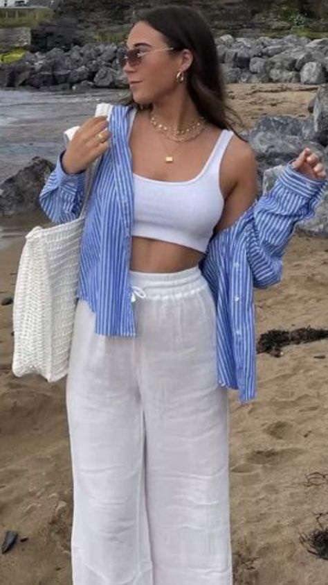 Cold Vacation Outfits, Outfit Ideas For Vacation, Cold Vacation, Cold Beach Outfit, Portugal Outfits, Europe Outfits Summer, Italy Vacation Outfits, Spanish Summer, Europe Outfits