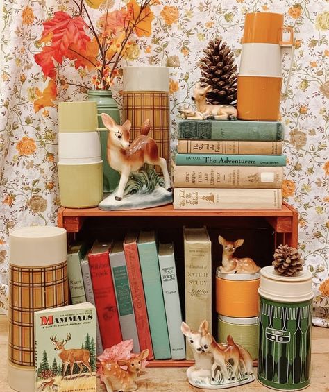 Fall Booth Displays Vintage, Arizona Decor, Antique Mall Booth, Antique Booth Displays, Vintage Fall Decor, Styling Shelves, Fall Camping, Vintage Cabin, Diy Jar Crafts