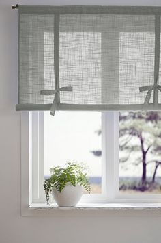 Ideas para cortinas cortas y cuándo usarlas | Hogarmania Ideas Para Cortinas, Kitchen Window Curtain Ideas, Blinds For Windows Living Rooms, Kitchen Window Coverings, Small House Decorating, Simple Curtains, Diy Curtains, Curtain Designs, Affordable Home Decor