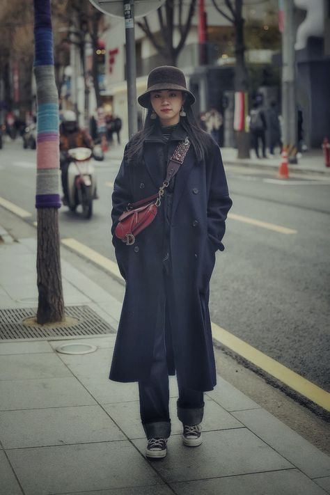 Japanese Rainy Day Outfit, Winter Streetwear Long Raincoat, Japan Rainy Day Wallpaper, Rainy Japan Aesthetic, Japanese Rainy Day, Rainy Day Japan Aesthetic, Japanese Raincoat, Rain Outfit, Raincoat Outfit