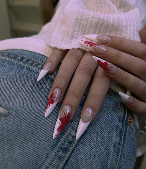 insta: @beautynailsclip Red Nail Designs Stiletto, Stilleto Nail Idea, Nail Inspo Stiletto, Christmas Stiletto Nails, Red Nails Stiletto, Glitter Stiletto Nails, Signature Nails, Red Stiletto Nails, Nyc Nails