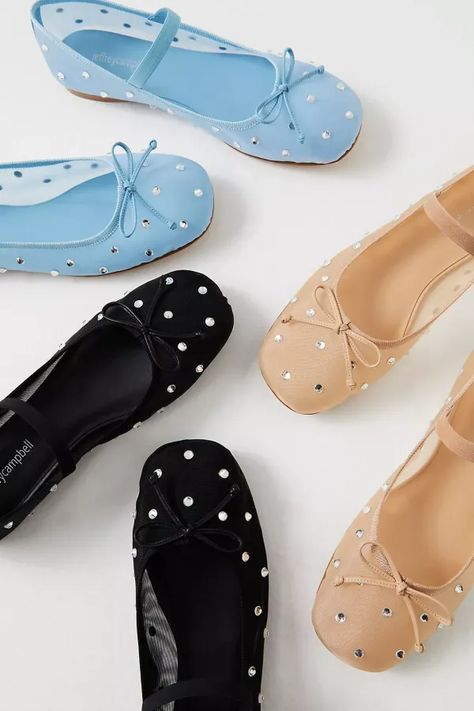 We're Calling It: Mesh Ballet Flats Are The It Girl Shoe For Spring Summer Shoes Trends, Glamourous Heels, Upcoming Fashion Trends, Trending Heels, Mesh Flats, Rugged Boots, Leather Baby Shoes, Summer Shoe, Shoes Photography