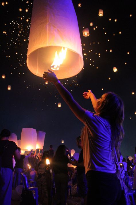 Sky At Night, Floating Lanterns, Sky Lanterns, Lantern Festival, Chiang Mai Thailand, Dream Lifestyle, Teenage Dream, Paper Lanterns, Future Life