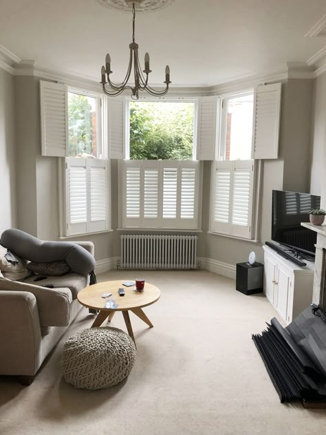 Window Ideas Aesthetic, Bedroom Windows Ideas, Blinds For Bay Windows, Bedroom Window Ideas, Terrace House Interior, Bay Window Bedroom, Bay Window Shutters, Living Room Shutters, Living Room Bay Window