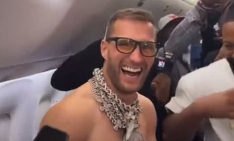 Kirk Cousins goes shirtless, wears diamond chains after Vikings win Diamond Chains, Kirk Cousins, Vikings, Evolution, Media