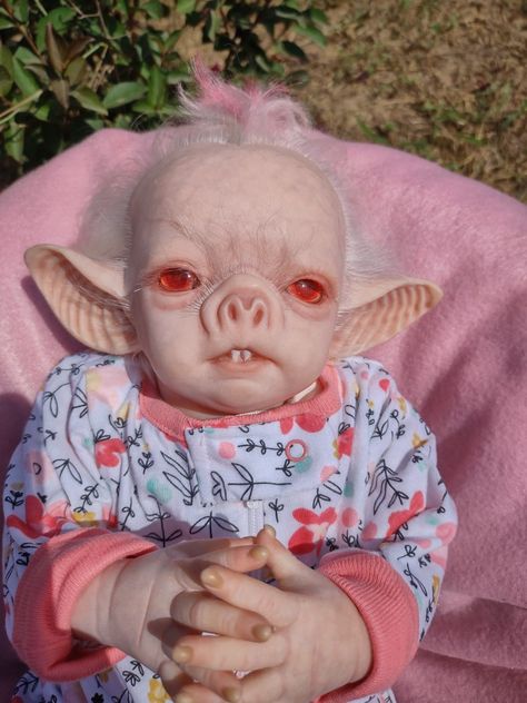 Human/bat hybrid alternative doll Alternative Reborn Dolls, Bat Hybrid, Weird Dolls, Coaching Basketball, Creepy Baby Dolls, Small Baby Dolls, Weird Toys, Prettiest Girl, Doll Faces