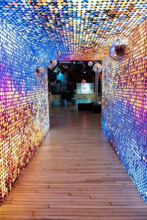 Journey Party Theme, 70 Party Decorations, Glam House Decor, Glow Decorations, Event Entrance Design, Disco Event, Disco Prom, Tunnel Entrance, Luxury Event Decor