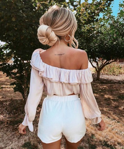 VICIDOLLS on Instagram: “BLOGGER SPOTLIGHT // SO LUXE We are obsessing over our doll @emilyrosehannon Cabernet Satin Off The Shoulder Blouse! Crafted with luxe…” Emily Rose Hannon, Emily Rose, Off The Shoulder Blouse, Instagram Blogger, Off Shoulder Top, Street Look, Outfit Look, Urban Outfits, Southern Style