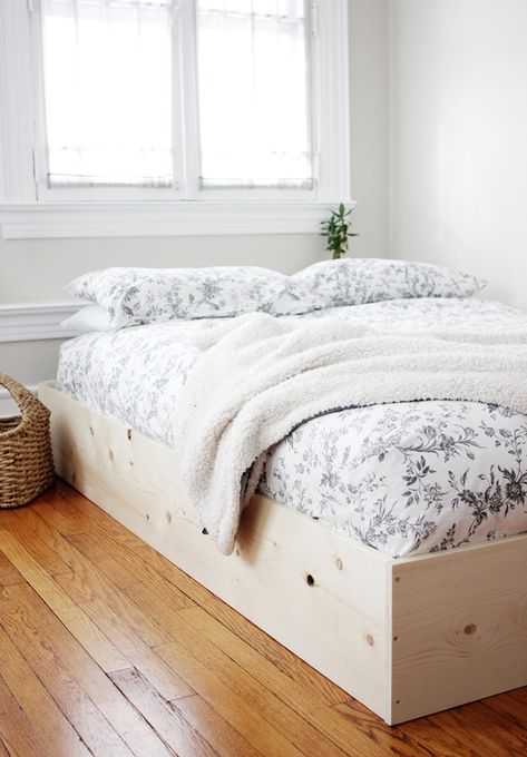 DIY Simple Bedframe @themerrythought Simple yet elegant way to hide the box spring, did I mention its budget friendly Platform Bed Diy, Bedframe Diy, Simple Bed Frame, Diy Projects For Bedroom, Diy Platform Bed, Bed Platform, Diy Bed Frame, Bed Plans, Simple Bed