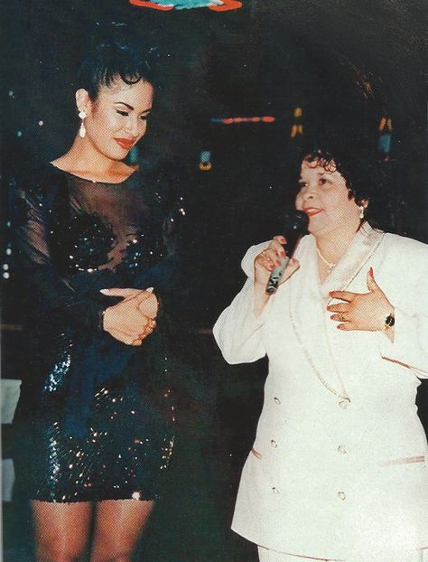 Selena Quintanella Perez, the Queen of Tejano music and her fan club president Yolanda Saldivar. It was Saldivar that fatally shot the singer when Selena was confronting Saldivar with embezzlement charges. Selena Purple Outfit, Bobbi Kristina Brown, Selena Quintanilla Outfits, Selena Quintanilla Fashion, Father Abraham, Celebrities Who Died, Selena Q, Tejano Music, Selena Quintanilla Perez