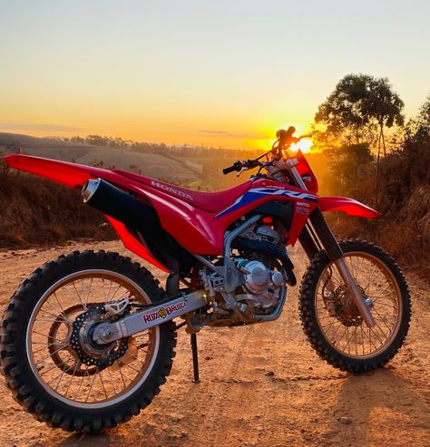 250 Dirt Bike, Bike Restoration, Honda Dirt Bike, Foto Cowgirl, Motocross Love, Cool Dirt Bikes, Farm Layout, Honda Bikes, Pretty Bike