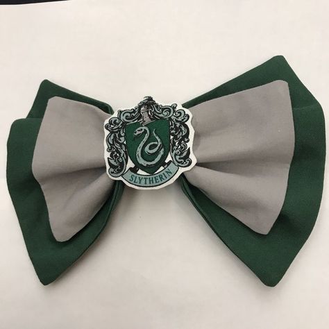 Hogwarts Halloween Costume, Slytherin Accessories, Slytherin Aesthetics, Slytherin Style, Slytherin Girl, Slytherin Things, Slytherin Outfit, Disney Hogwarts, Slytherin Wallpaper