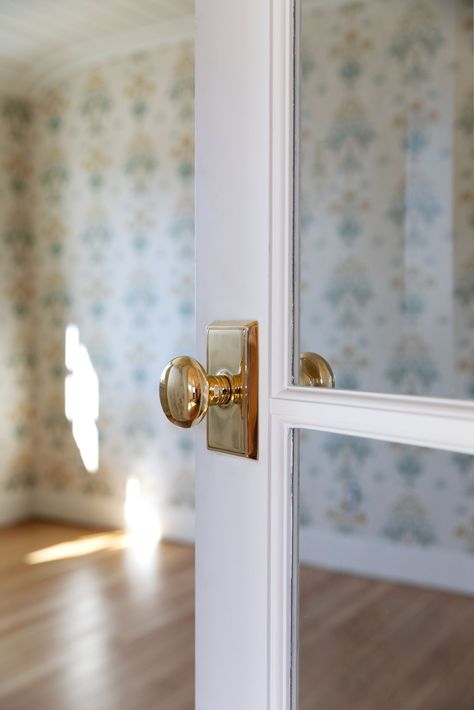 We Found the Prettiest Unlaquered brass Door Knobs! — The Grit and Polish Wallpapered Bedroom, Unlaquered Brass, The Grit And Polish, Grit And Polish, Brass Door Hardware, Interior Door Hardware, Interior Door Knobs, Craftsman Interior, Brass Door Knobs