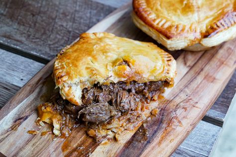 Aussie Meat Pie, Australian Meat Pie, Meat Pie Recipe, Beef Pies, Meat Pies, Savory Pies, Recipe Tin, Tim Tam, Pies Maker