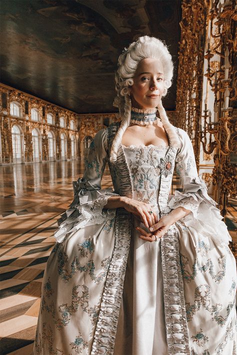 Rococo Fashion 18th Century, Evil Queen Of Hearts, 1700 Dress, The Marriage Of Figaro, Marie Antoinette Aesthetic, Marriage Of Figaro, 1700 Fashion, Paris Chateau, French Baroque