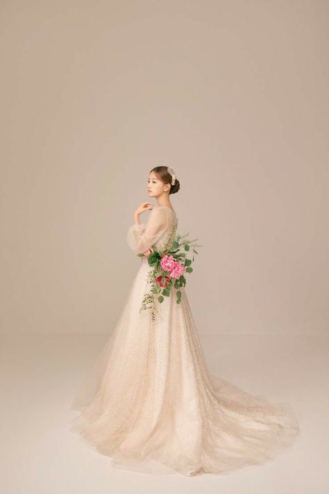 Dekor Lamaran, Wedding Party Poses, Korean Wedding Dress, Ethereal Wedding Dress, 사진 촬영 포즈, Korean Wedding, Ethereal Wedding, Wedding Girl, Bride Portrait