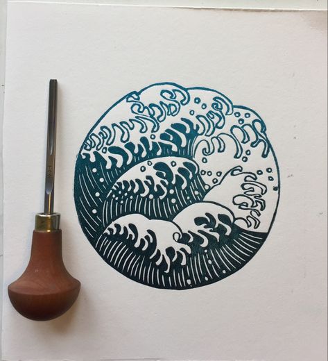 Interpreting the great wave with lino. See more @clairegordonprints. #greatwave #waterart #waveart #hokusai #print #printmaking #printmaker #reliefprint #linocut #linoprint #blockprints Lino Printing Ideas, Lino Print Pattern, Print Making Designs, Lino Print Ideas, Lino Ideas, Linocut Ideas, Relief Printmaking, Screen Printing Art, Linoleum Block Printing