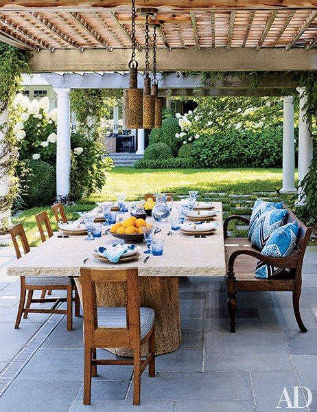 Circa-1960 pendant lights from Robert Altman are suspended above the space’s Juan Montoya–designed table and John Hutton for Sutherland side chairs Courtyard Kitchen, Ceilings Design, Pool Inspiration, Room Concept, Table Farmhouse, New York Homes, Kitchen Corner, Country Homes, Garden Rooms