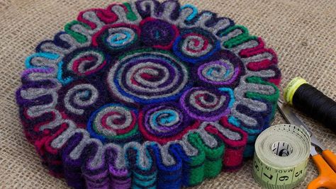 Standing Wool Workshop | Quillies Wool Quillies, Standing Wool, Wool Ideas, Wool Design, Felted Wool Crafts, Wool Projects, Wool Crafts, Felted Wool, Rug Hooking