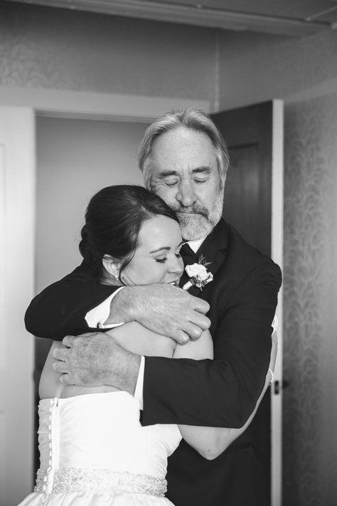 Hugging Photography, Father Daughter Wedding, Father Daughter Photos, Daughter Photo Ideas, Wedding Photo List, Wedding Pictures Ideas, Family Wedding Photos, Wedding Portrait Poses, Bride Pictures