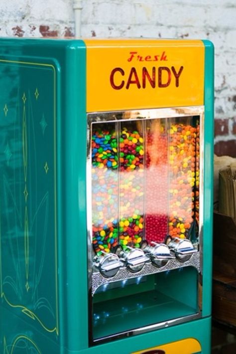 Here is a new twist on the "candy bar" idea. Give your wedding that retro feel by putting an actual candy machine in. Make sure to have extra to refill the machine. This is sure to be a hit with kids of all ages! Vintage Machine Shop, Vintage Candy Machine, Retro Candy Shop, Charlie Chocolate Factory, Pretty Candy, Carnival Ideas, Candy Stand, Old Candy, Kids Cafe