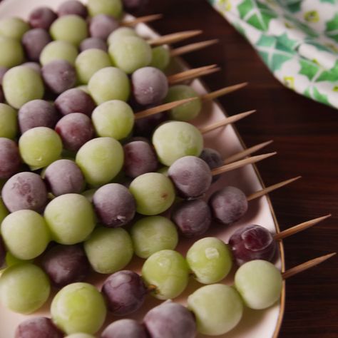 Boozy grapes on a stick are always a good idea. Boozy Grapes Vodka, Alcohol Snacks For Party, Snacks With Alcohol, Grapes Soaked In Alcohol, Snack Ideas For Adults Party, Prosecco Grapes Frozen, Booze Grapes, Wine Snacks Appetizers, Grapes On A Stick