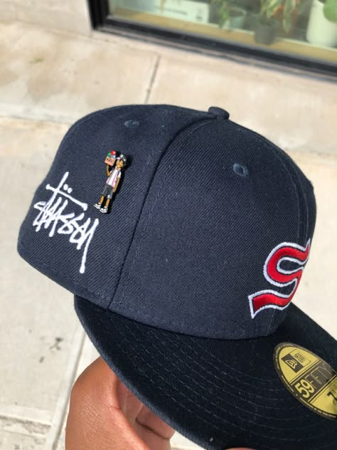 Embroidered Fitted Hat, Fitted Hats Outfit Men, Fitted Hats Aesthetic, Fitted Hat Outfit, Hats Streetwear, Hat Outfit Men, Topi Vintage, Lids Hat, Streetwear Caps