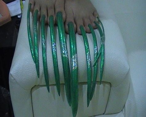 Apparently these toe nails are fake. One thing I am sure of, they are extremely creepy!! Really Long Nails, Latest Nail Colours, Bad Nails, Crazy Nail Designs, Fake Toenails, Long Toenails, Long Fingernails, Acrylic Toe Nails, Crazy Nails