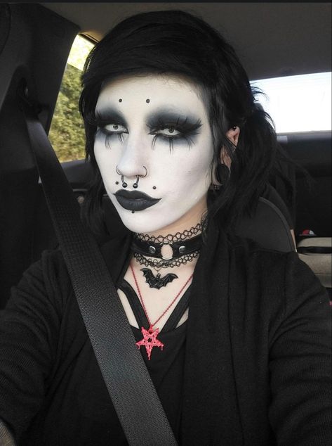 Goth Makeup No Eyebrows, Trad Goth Makeup Men, Traditional Goth Makeup, Unconventional Makeup, Perky Goth, Goth Makeup Looks, Edgy Makeup Looks, Trad Goth Makeup, Circus Makeup