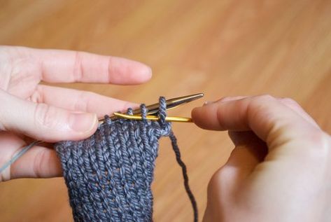 Casting Off Knitting, Bind Off Knitting, Sewing Binding, Knitting Help, Knitting Stitches Tutorial, Hand Knit Socks, Cast Off, Bind Off, How To Work