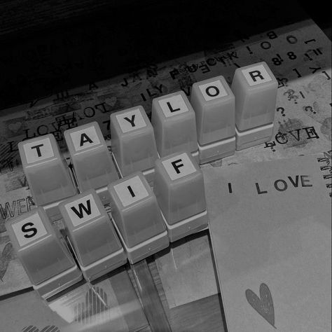 Widget Taylor Swift, Taylor Swift Aesthetic, Swift Aesthetic, Cinnamon Girl, Rock Artists, Taylor Swift Posters, Gray Aesthetic, Love W, Taylor Swift Album