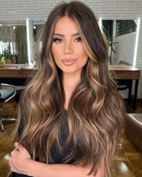 Cómo llevar mechas en 2024 según una peluquera (para rubias y morenas) Balayage Hair Caramel, Black Hair Balayage, Honey Brown Hair, Brown Hair Looks, Brown Hair Inspo, Brunette Hair With Highlights, Brown Hair With Blonde Highlights, Brunette Balayage Hair, Honey Blonde Hair