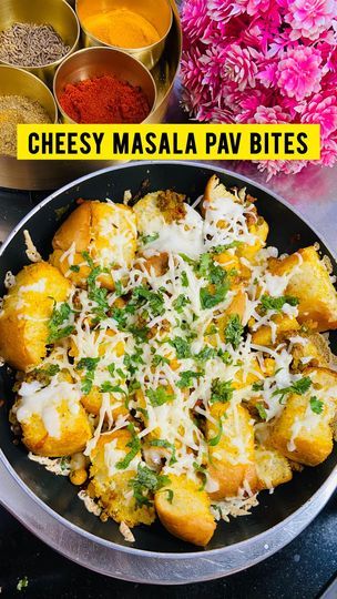 Cheese Pav Recipe, Masala Pav Recipe, Yummy Easy Snacks, Masala Pav, Pav Bhaji Recipe, Pav Recipe, Pav Bhaji Masala, Fast Cooking, Spicy Snacks Recipes