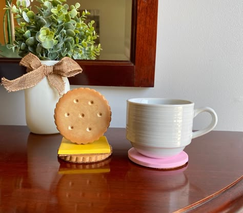 Practical Things To Make With Clay, Lunchable Coasters, Easy Diy Coasters Ideas, Clay Crafts Coasters, Things To Make Out Of Clay Ideas, Cute Coasters Clay, Clay Coaster Ideas, What To Do With Clay, Burger Clay Coasters