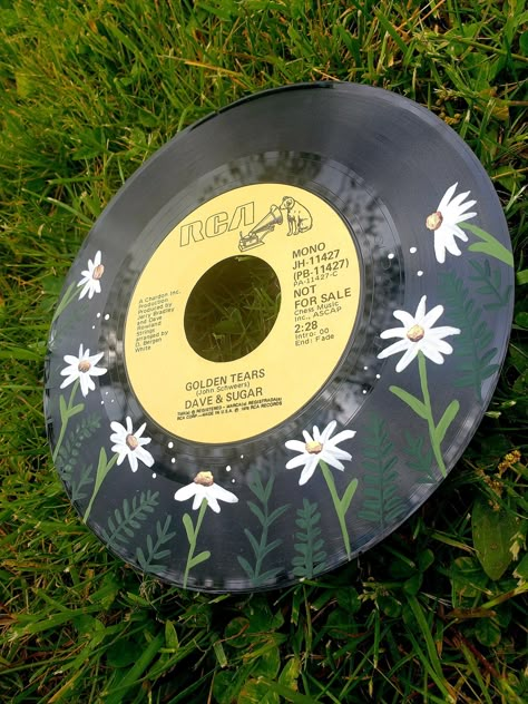 Daisies Painted on 45 Vinyl Since I am reusing old damaged vinyls, each order is unique. each order will have a different record than pictured. This is intended for decoration purpose and not meant to be played. Vinyls sourced locally. Flower Vinyl Painting, Dorm Room Crafts Diy, Painted Vinyl Records Wall Art, Painted Records Vinyl, Vinyl Record Painting Ideas, Painting Records, Record Painting Ideas, Record Decor, Vinyl Record Painting