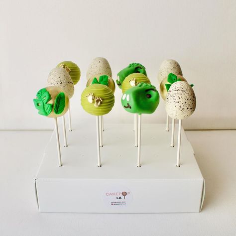 Dinosaur Theme Cake Pops, Hatching Soon Cake, Hatching Soon Baby Shower Theme, Ready To Hatch Baby Shower Ideas, Hatching Soon Dinosaur Baby Shower Ideas, Hatching Soon Baby Shower Ideas, Baby Shower Cakepops, Karina Baby, Dino Cakes