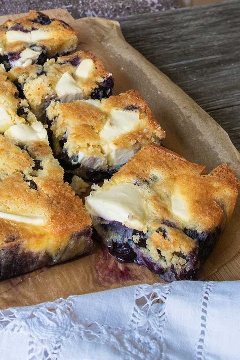 Keto Blueberry Butter Cake - Only Gluten Free Recipes Keto Blueberry Crisp, Keto Dessert With Blueberries, Keto Blueberries Recipes, Keto Dessert With Sour Cream, Keto Crumb Cake, Low Carb Blueberry Desserts, Keto Blueberry Desserts, Blueberry Keto Dessert, Keto Blueberry Pound Cake