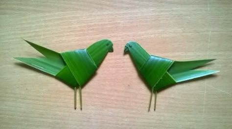 Palm Weaving, Make A Bird, Arreglos Ikebana, Palm Leaf Art, Palm Frond Art, Leaf Craft, Flax Weaving, Easter Flower Arrangements, Coconut Leaves