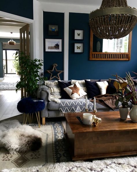 Dark blue walls....... What's not to love! Blue Walls Living Room, Navy Living Rooms, Furnitur Ruang Keluarga, Dark Blue Walls, Dark Living Rooms, Blue Living Room, Blue Rooms, Living Room Diy, Living Room Inspo