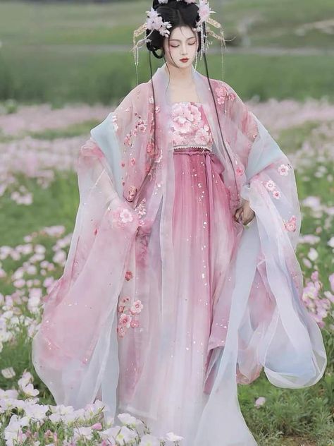 Chinese Traditional Dress Princesses, Chinese Hanfu Princesses, Hanfu Princess, Chinese Princess Dress, Japanese Princess, Kawaii Outfit Ideas, Traditional Asian Dress, Ancient Dress, Chinese Style Dress