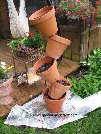 Tipsy Plant Tower. I've been thinking about making one of these since I saw them a number of years ago. Flower Pot Tower, Stacked Flower Pots, Plant Tower, Clay Pot Projects, Patio Flowers, Terra Cotta Pot Crafts, Flower Tower, Diy Flower Pots, Flower Pots Outdoor