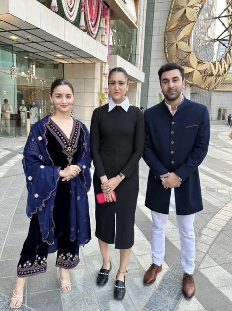 Alia Bhatt In Suit, Celebrity Traditional Outfits, Alia Bhatt Traditional Outfits, Celebrity Ethnic Outfits, Aliya Bhatt Dresses, Alia Bhatt Indian Wear, Alia Bhatt Looks, Velvet Suit Design, Stylish Kurtis Design