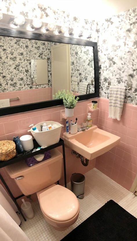 Old Pink Bathroom, Old Pink Tile Bathroom Ideas, Small Pink Bathroom, Vintage Pink Tile Bathroom, Pink Tile Bathroom Ideas, Pink Vintage Bathroom, Tile Hacks, Pink Tile Bathroom, Pink Bathroom Tiles